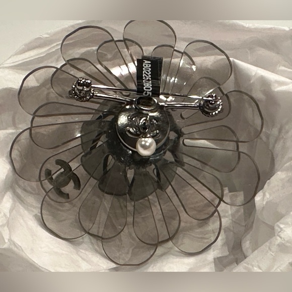 CHANEL (Fall 2019) Black & White Pearl & Crystal CC Lucite Camellia Brooch - Picture 4 of 10